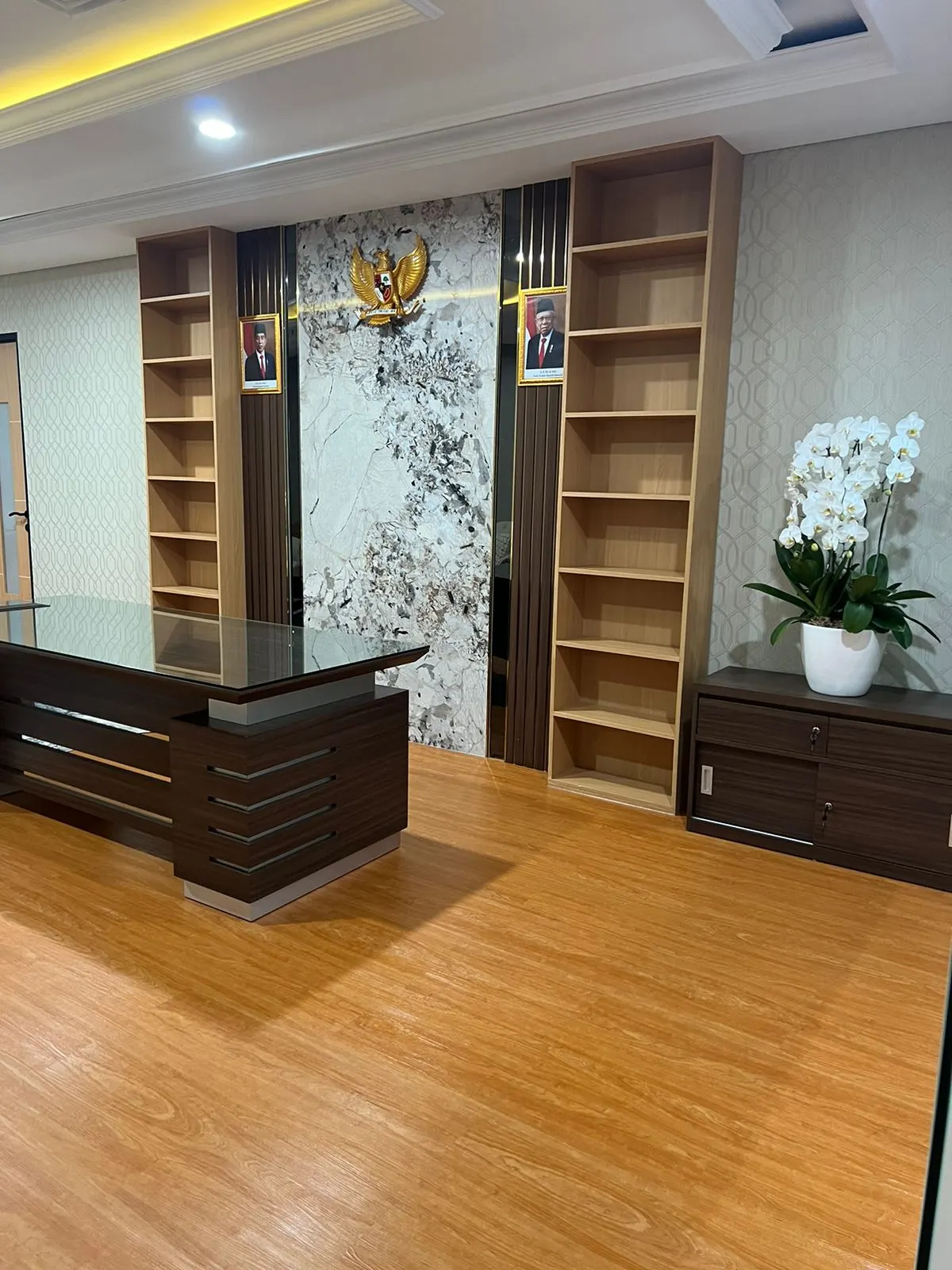 Executive office interior with timber floors, dropped ceilings, and meeting rooms (6)