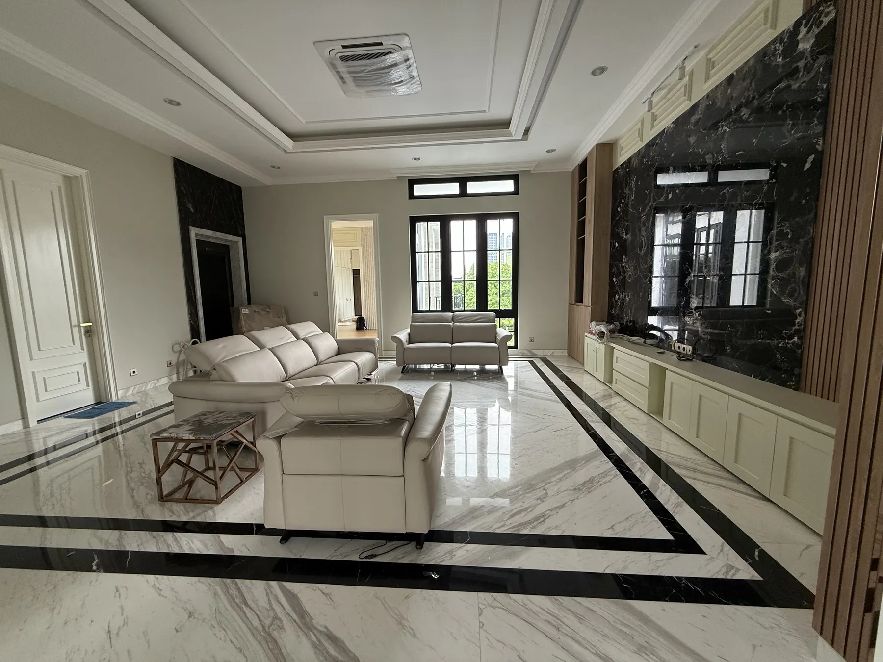 Interior rumah klasik kontemporer dengan lantai marmer dan panel dinding (2)