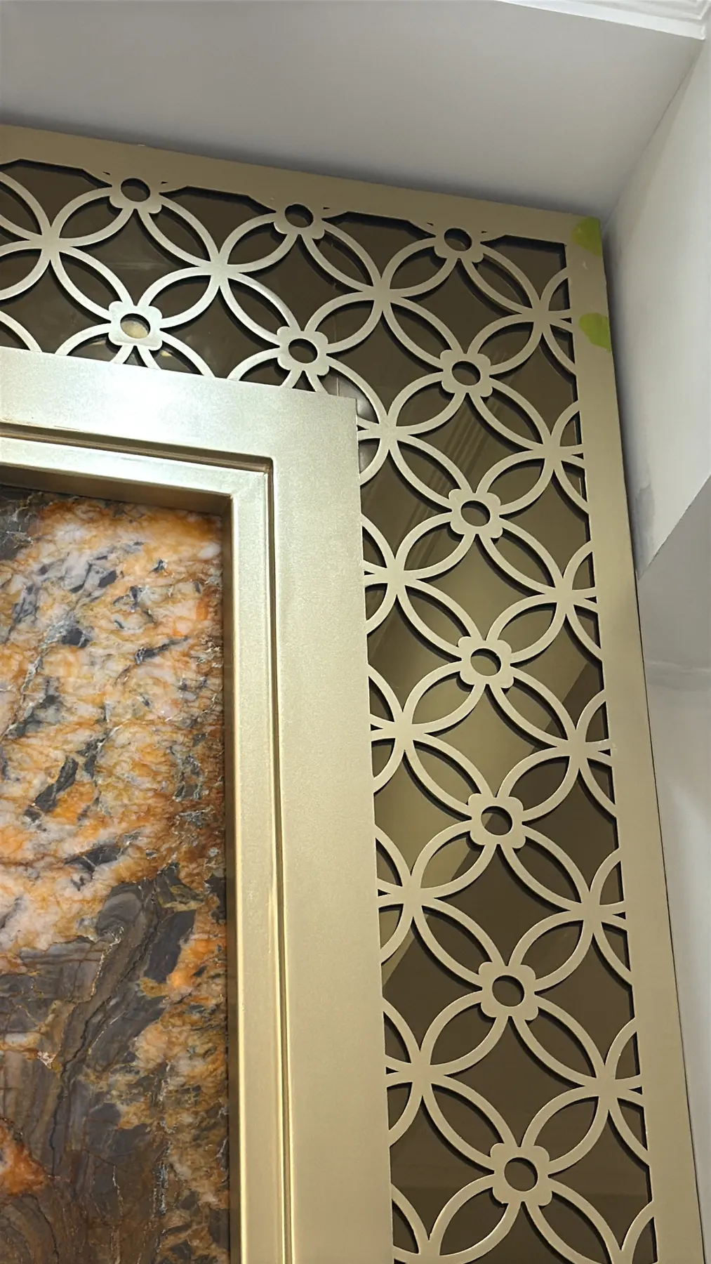 Interior rumah klasik kontemporer dengan lantai marmer dan panel dinding (3)
