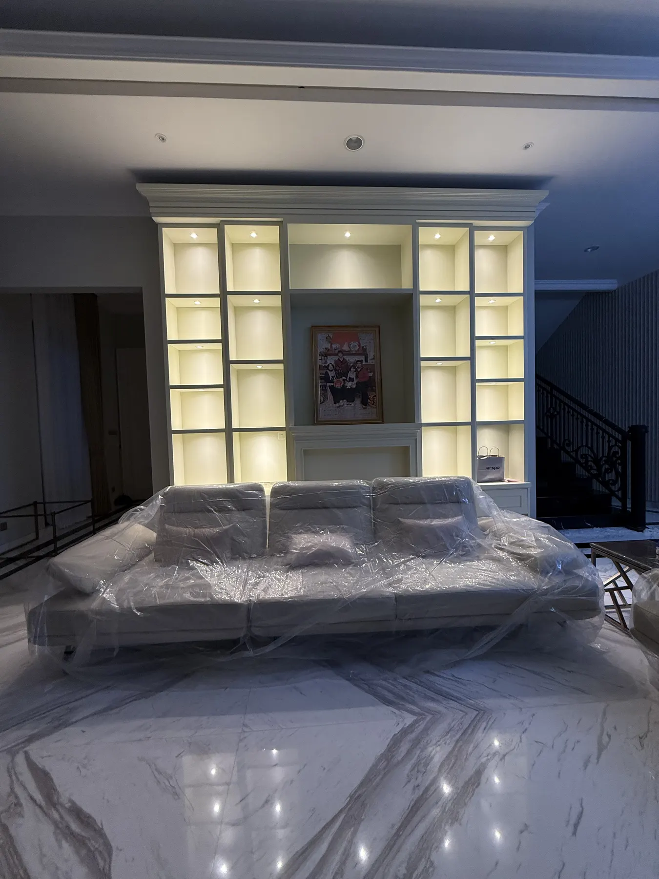 Interior rumah klasik kontemporer dengan lantai marmer dan panel dinding (4)