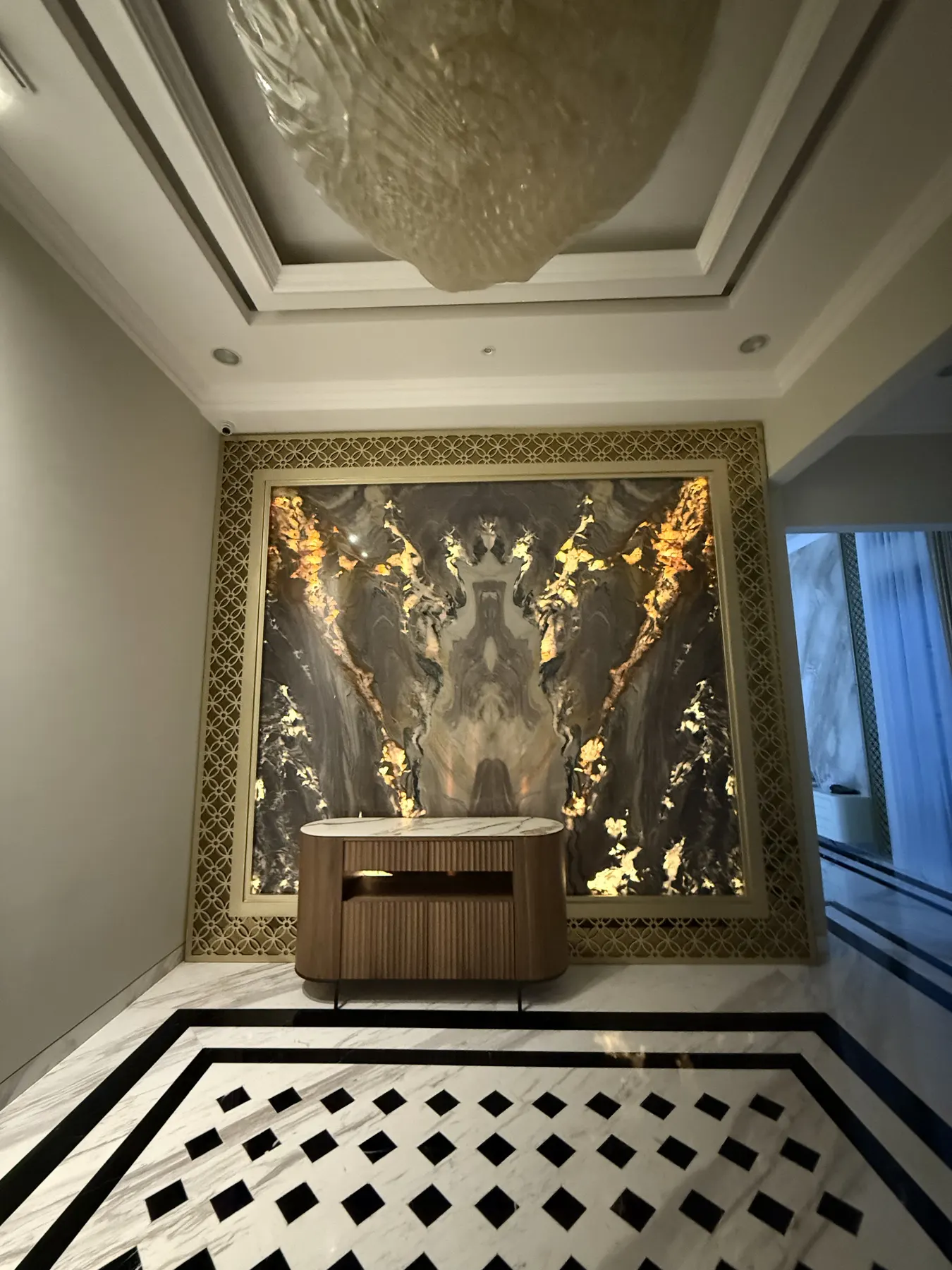 Interior rumah klasik kontemporer dengan lantai marmer dan panel dinding (5)