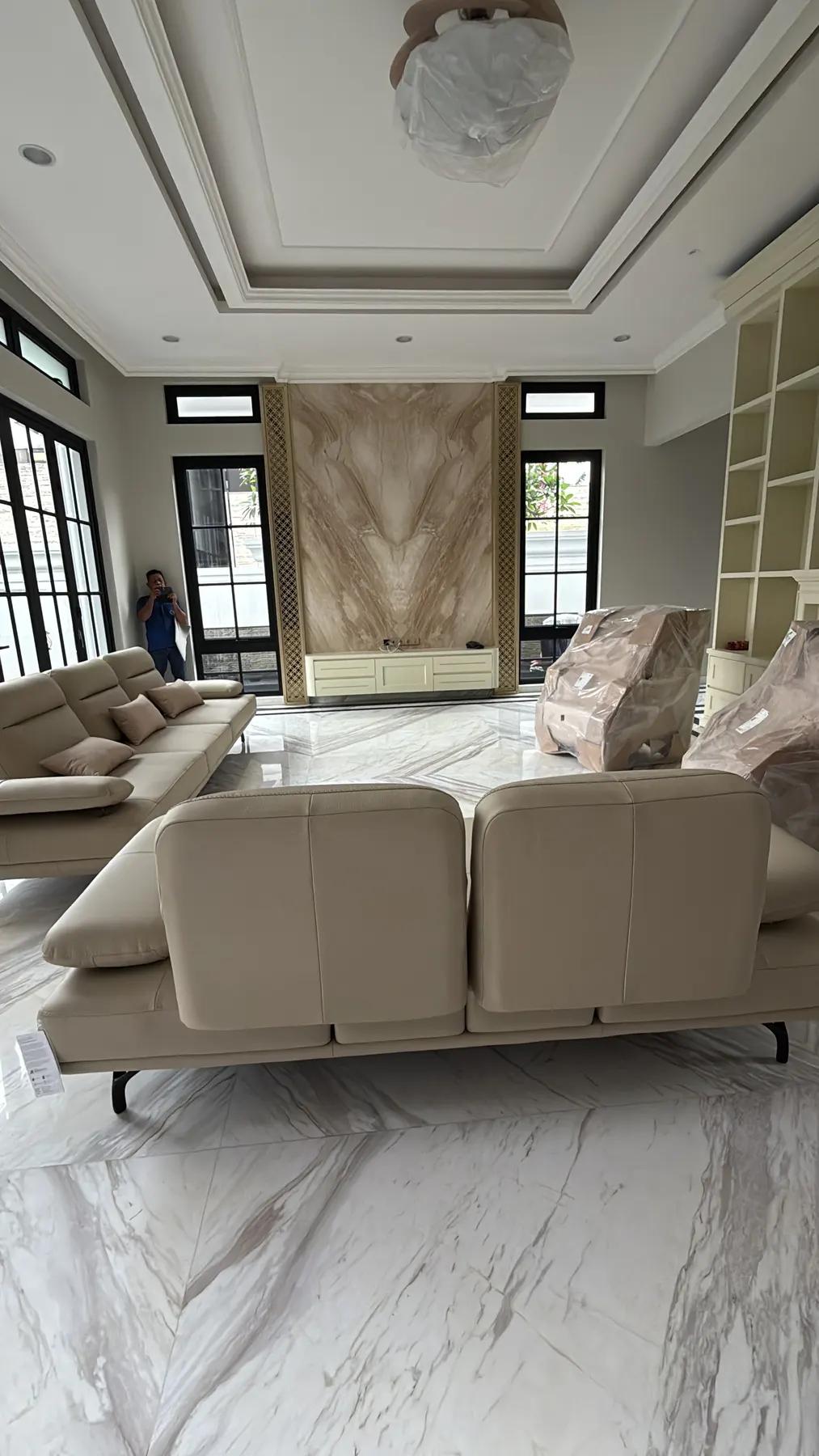 Interior rumah klasik kontemporer dengan lantai marmer dan panel dinding (12)
