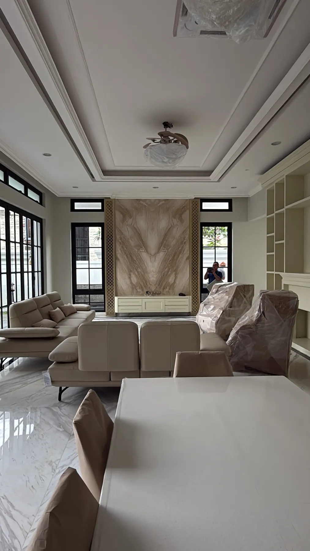 Interior rumah klasik kontemporer dengan lantai marmer dan panel dinding (13)