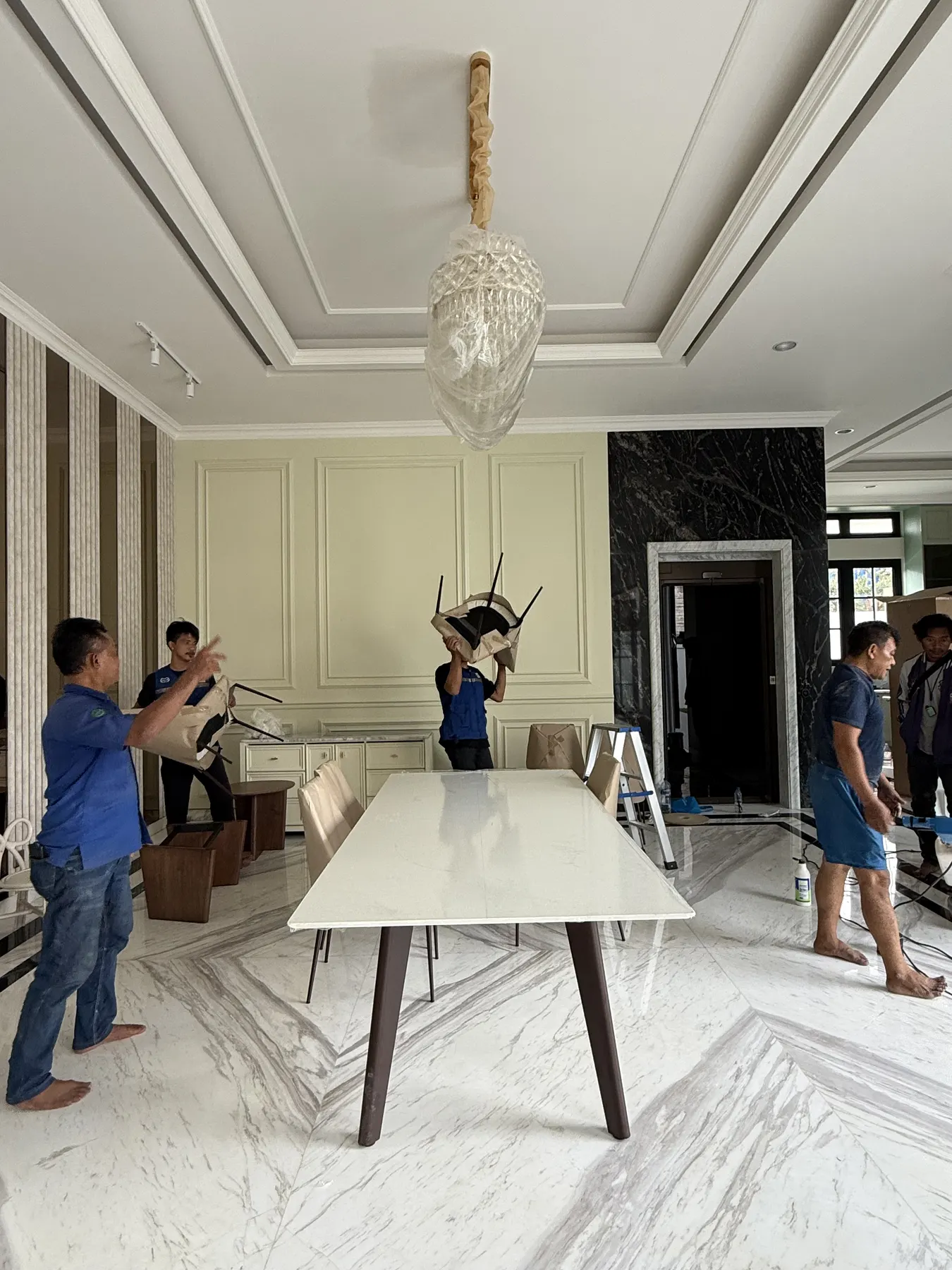 Interior rumah klasik kontemporer dengan lantai marmer dan panel dinding (14)