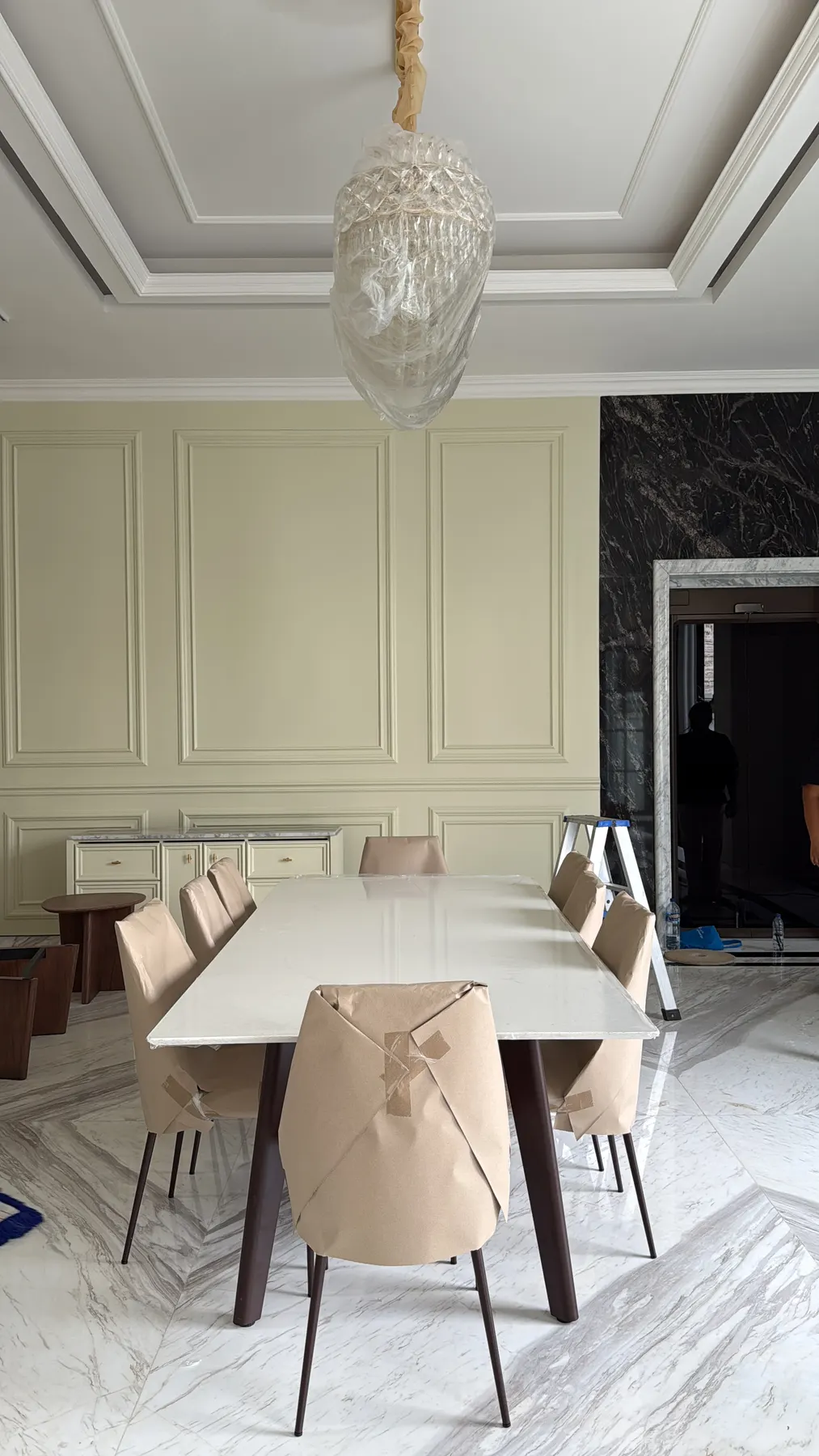 Interior rumah klasik kontemporer dengan lantai marmer dan panel dinding (15)