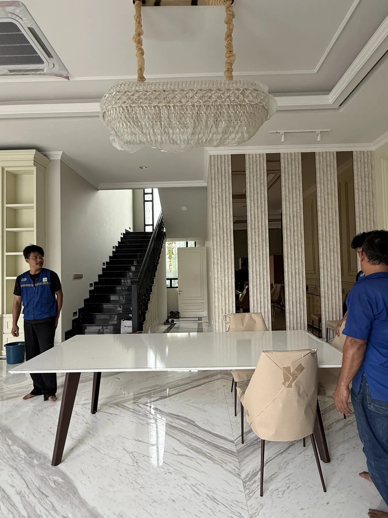 Interior rumah klasik kontemporer dengan lantai marmer dan panel dinding (16)