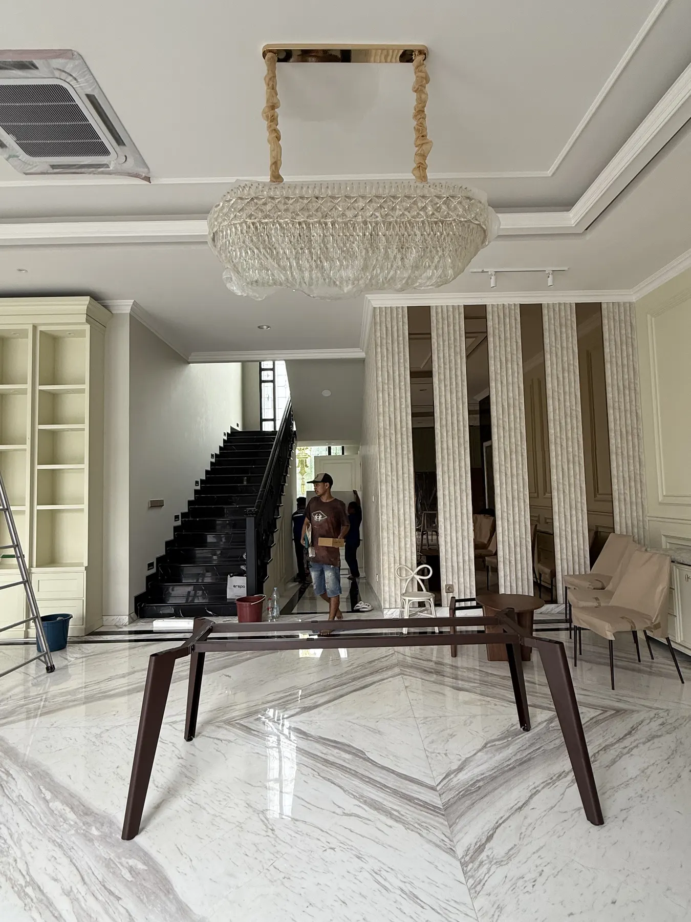 Interior rumah klasik kontemporer dengan lantai marmer dan panel dinding (17)
