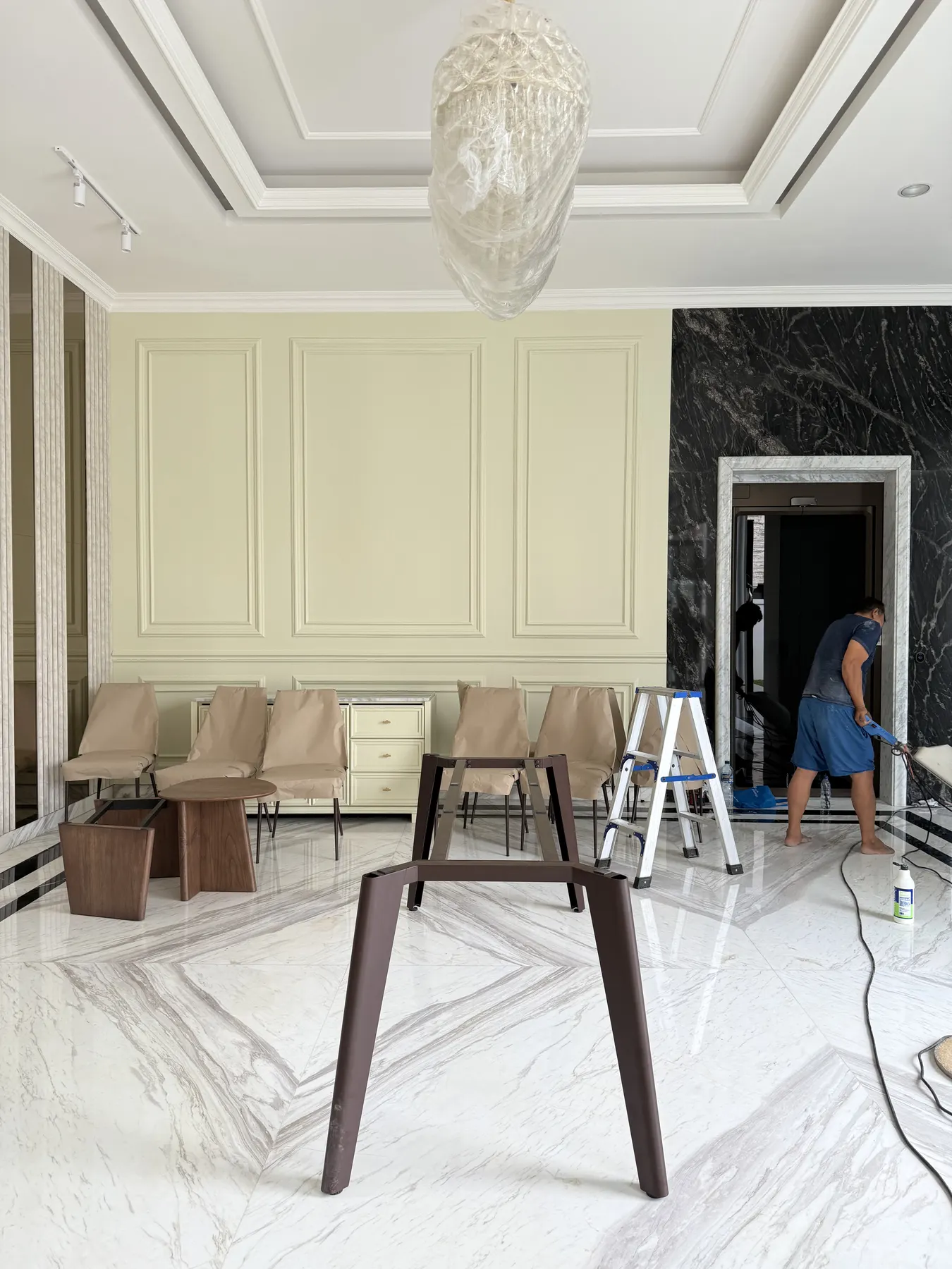 Interior rumah klasik kontemporer dengan lantai marmer dan panel dinding (18)