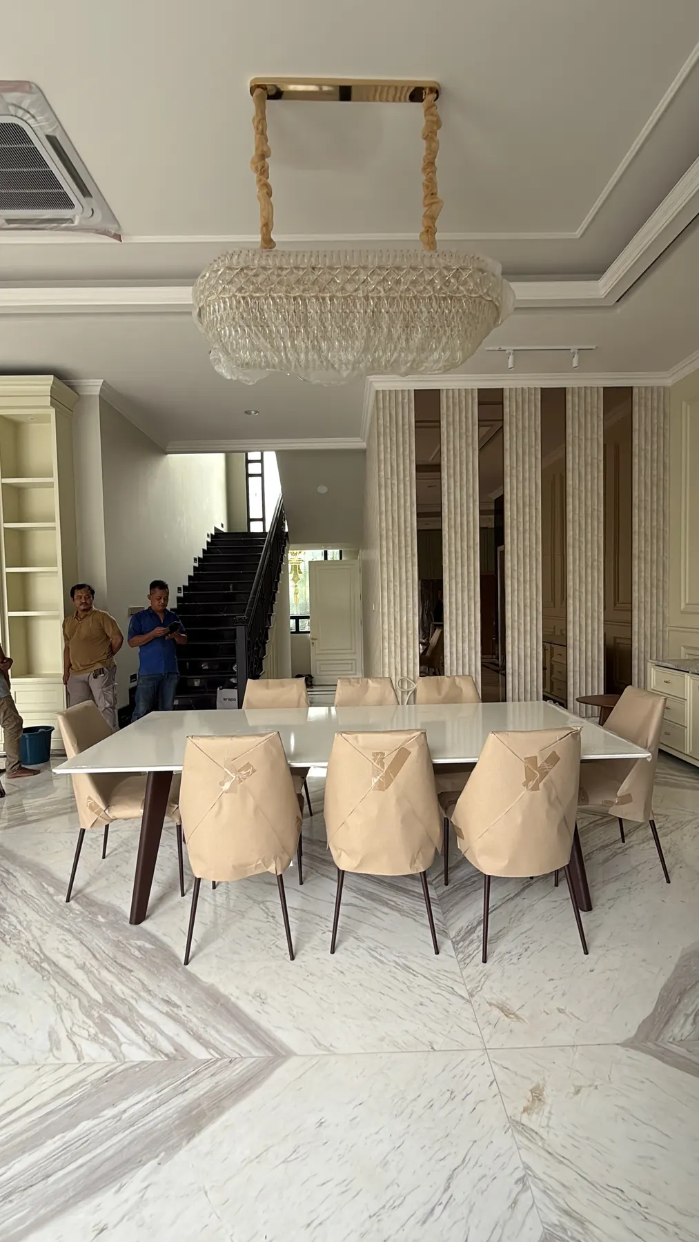 Interior rumah klasik kontemporer dengan lantai marmer dan panel dinding (19)