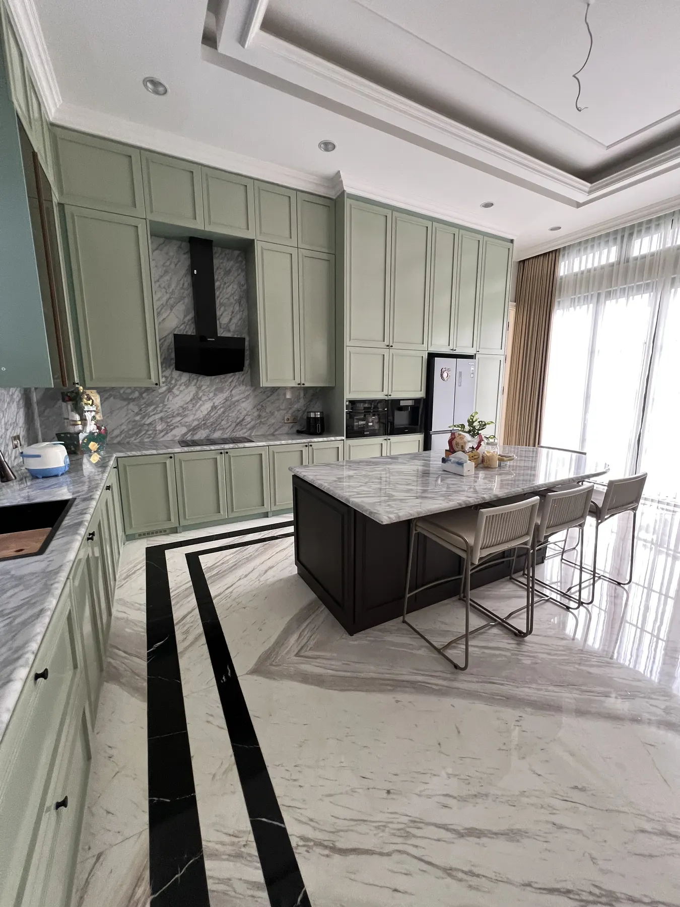 Interior rumah klasik kontemporer dengan lantai marmer dan panel dinding (20)