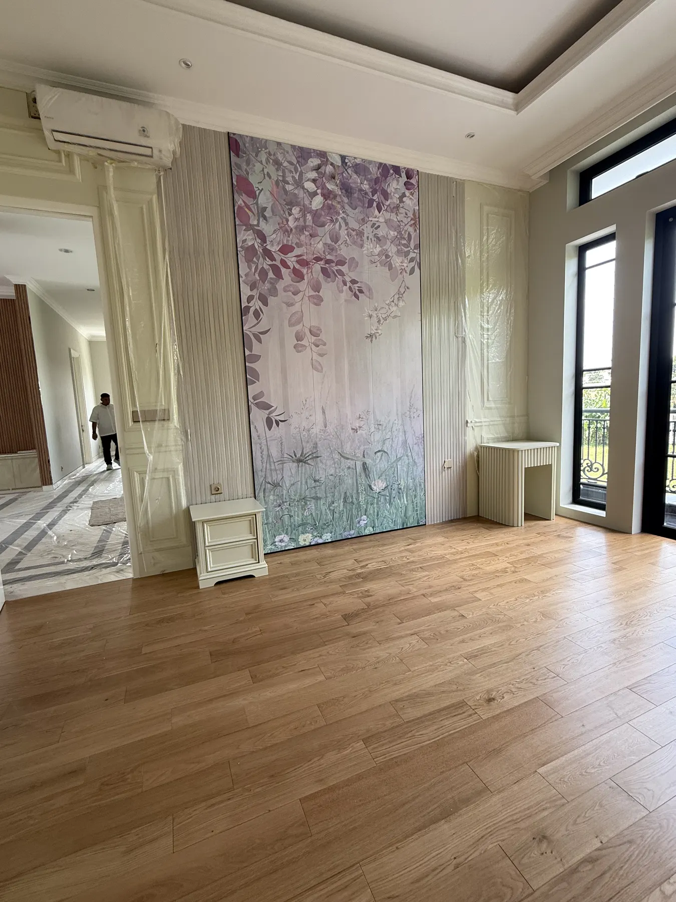 Interior rumah klasik kontemporer dengan lantai marmer dan panel dinding (25)
