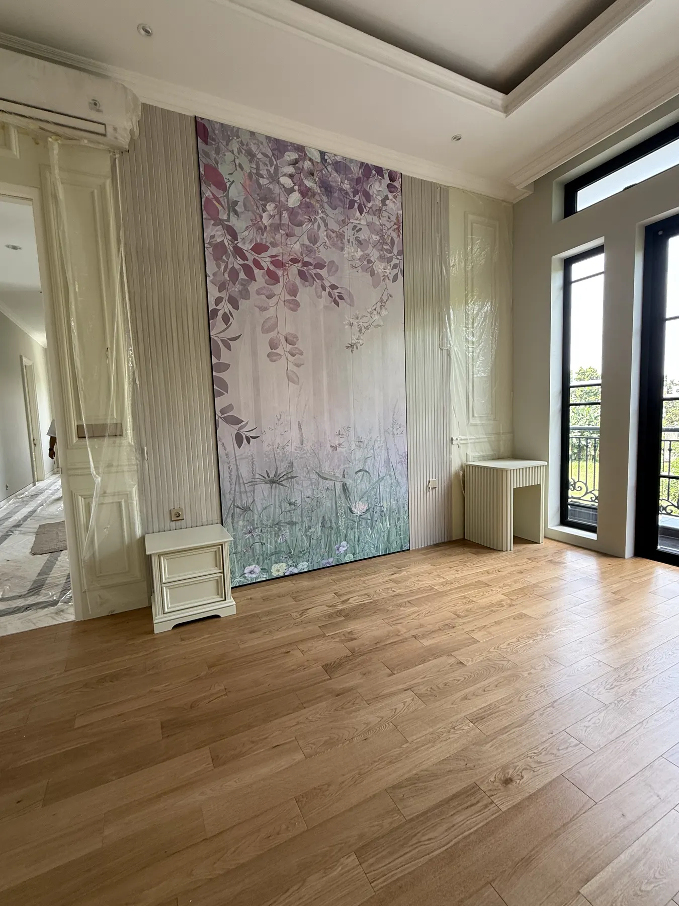 Interior rumah klasik kontemporer dengan lantai marmer dan panel dinding (26)
