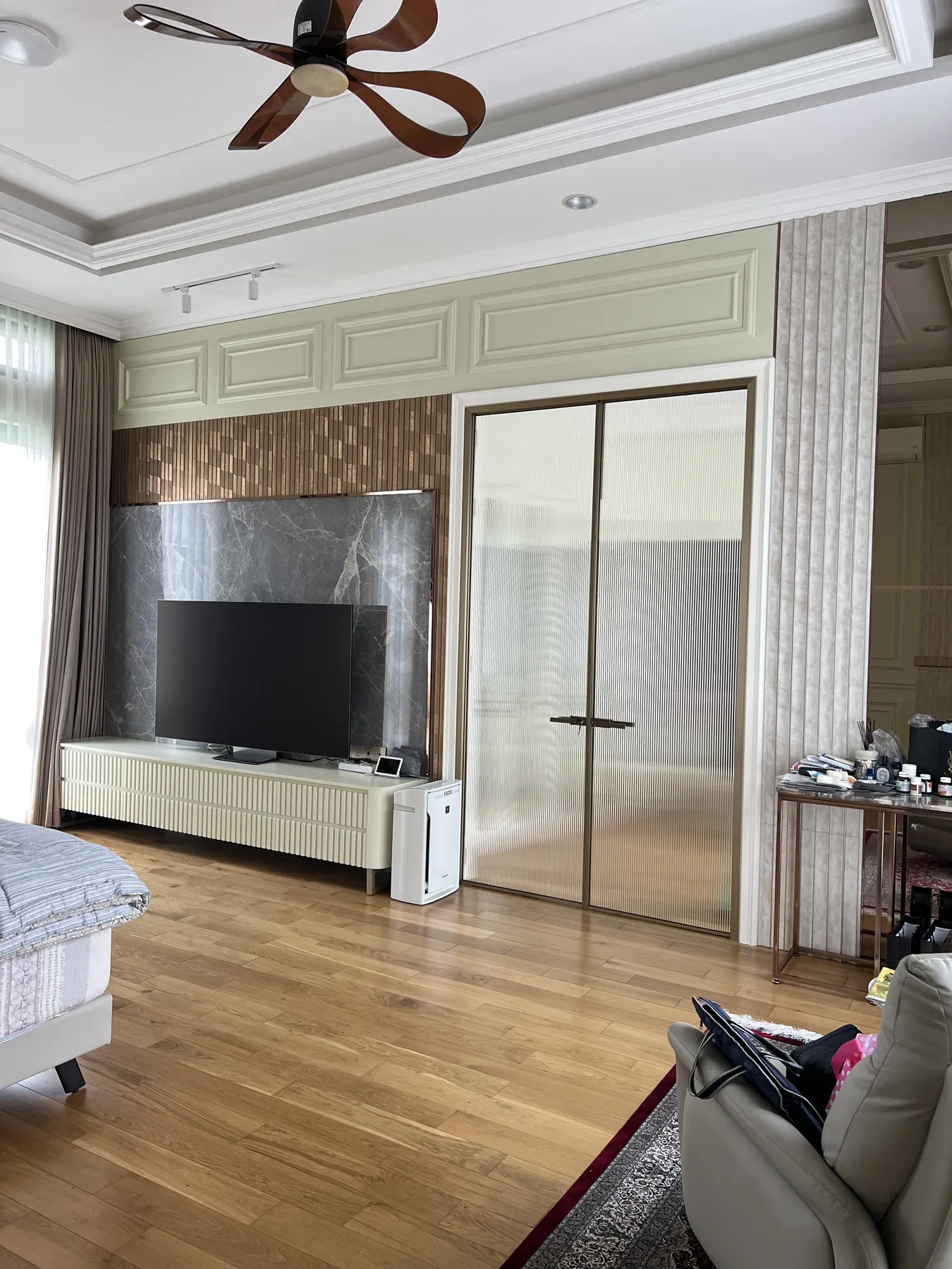 Interior rumah klasik kontemporer dengan lantai marmer dan panel dinding (28)