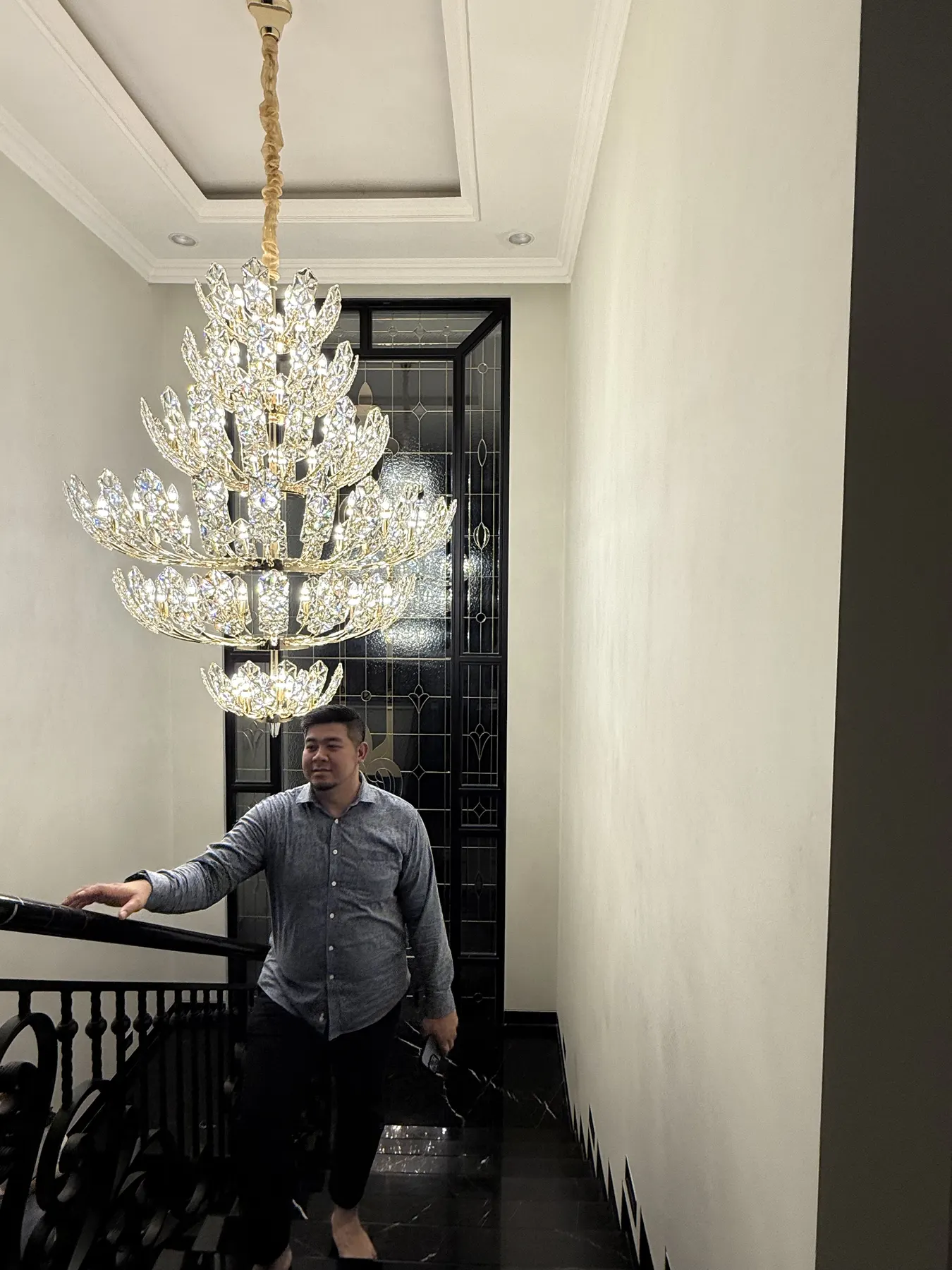 Interior rumah klasik kontemporer dengan lantai marmer dan panel dinding (31)