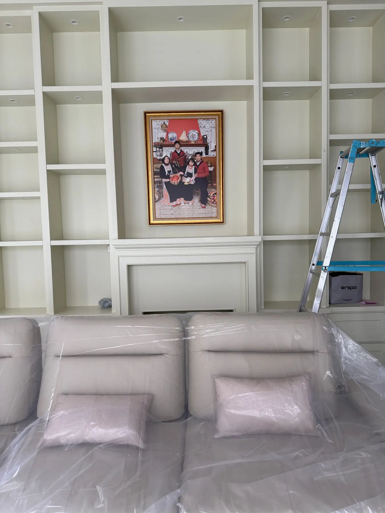 Interior rumah klasik kontemporer dengan lantai marmer dan panel dinding (34)