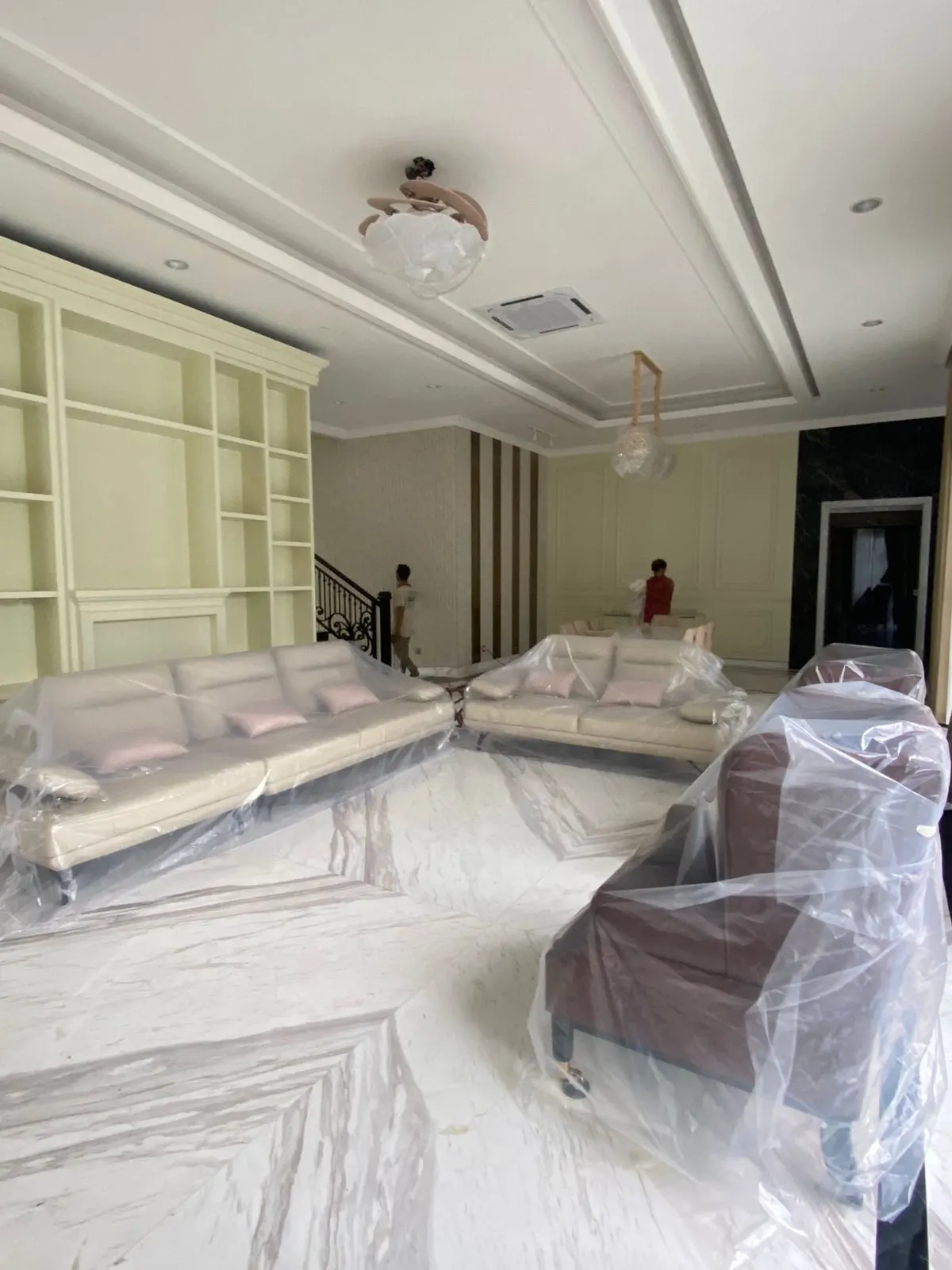 Interior rumah klasik kontemporer dengan lantai marmer dan panel dinding (35)
