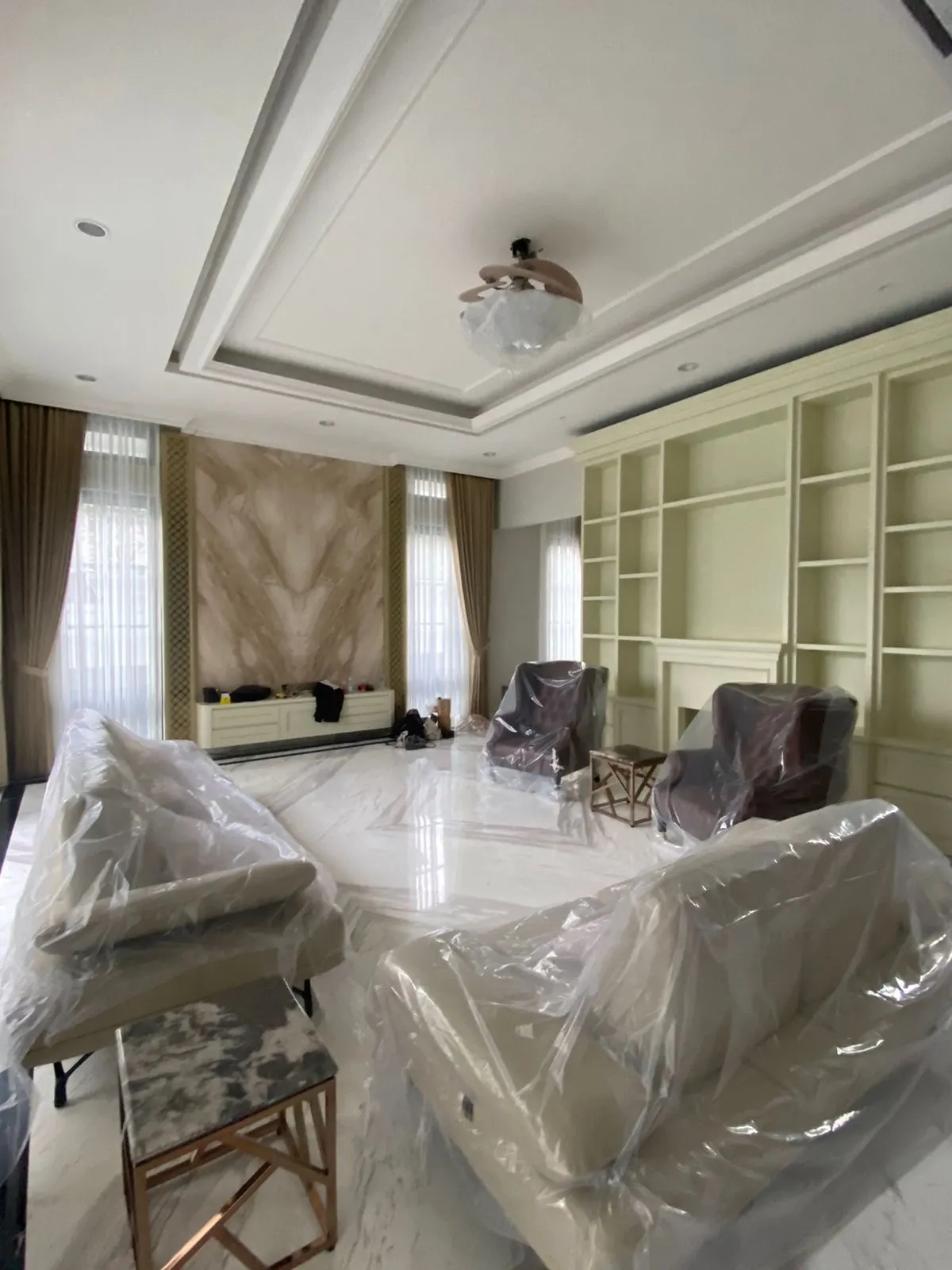 Interior rumah klasik kontemporer dengan lantai marmer dan panel dinding (36)