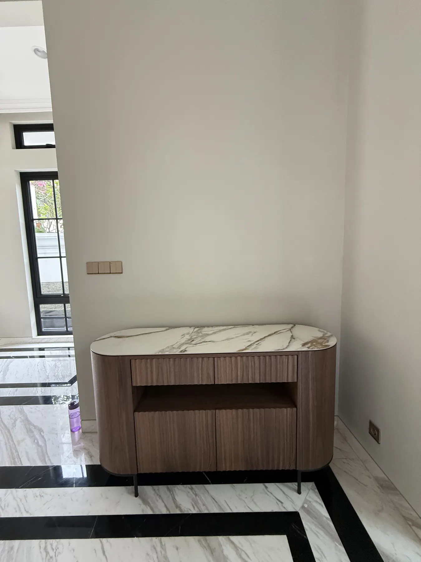 Interior rumah klasik kontemporer dengan lantai marmer dan panel dinding (37)