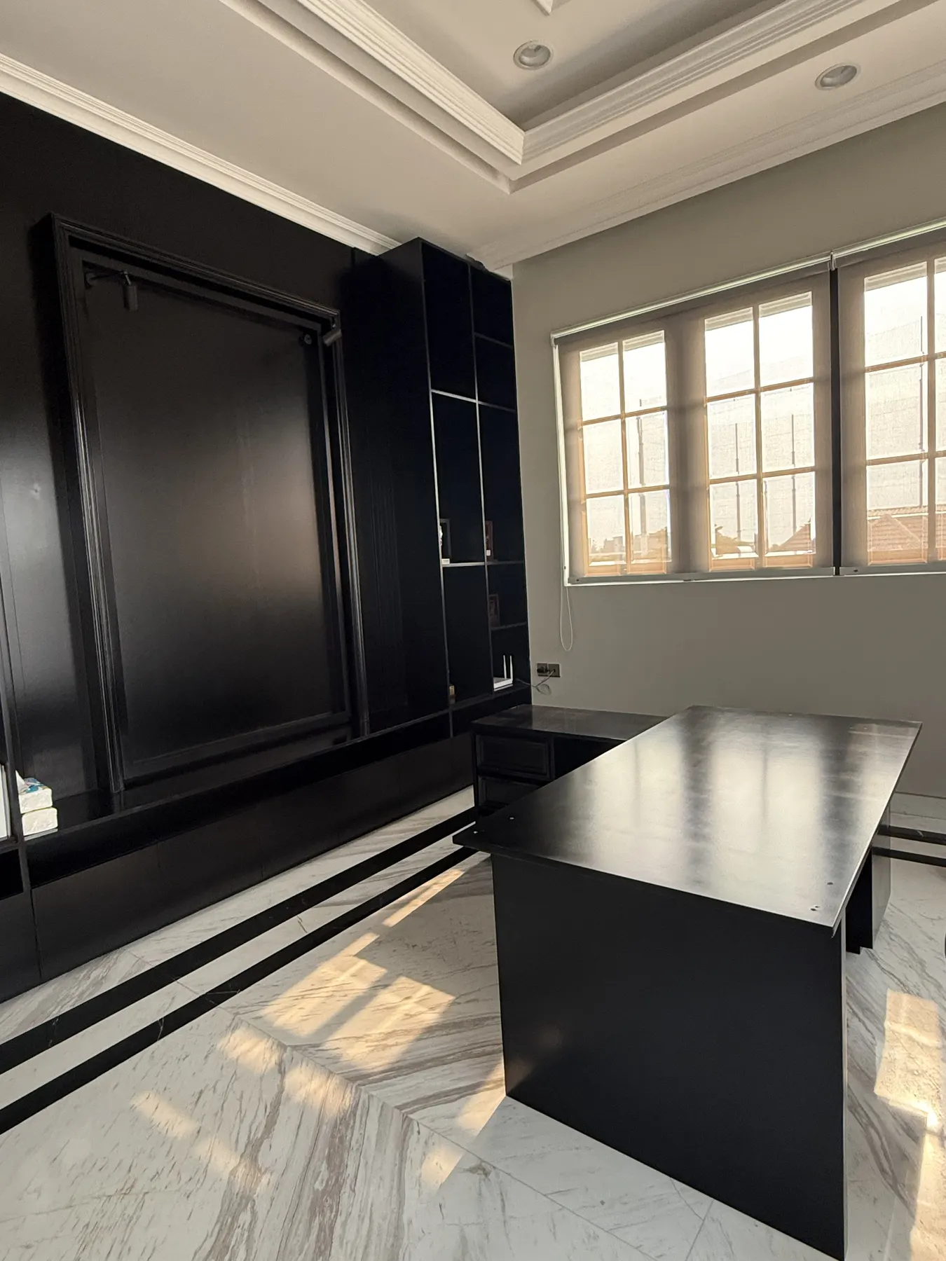 Interior rumah klasik kontemporer dengan lantai marmer dan panel dinding (40)