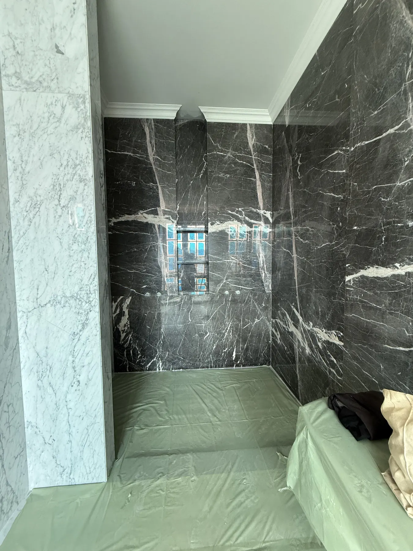 Interior rumah klasik kontemporer dengan lantai marmer dan panel dinding (43)