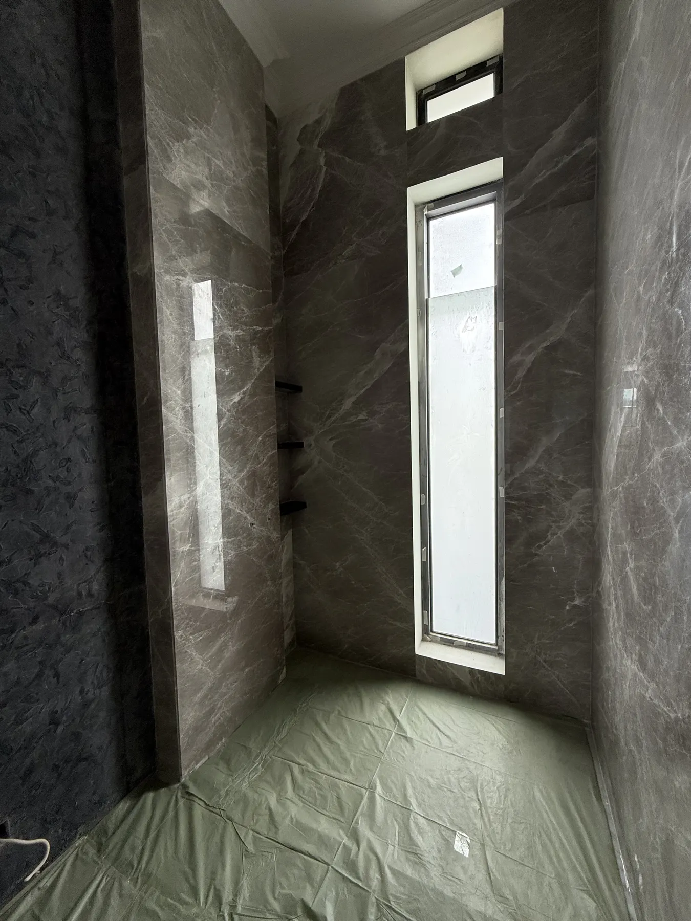 Interior rumah klasik kontemporer dengan lantai marmer dan panel dinding (45)