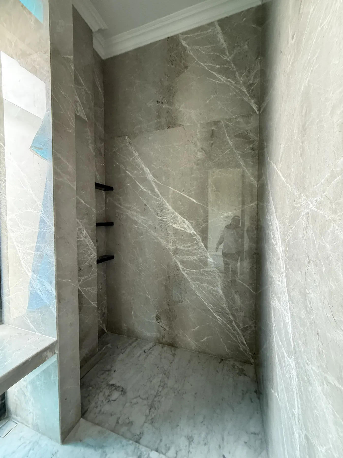 Interior rumah klasik kontemporer dengan lantai marmer dan panel dinding (46)