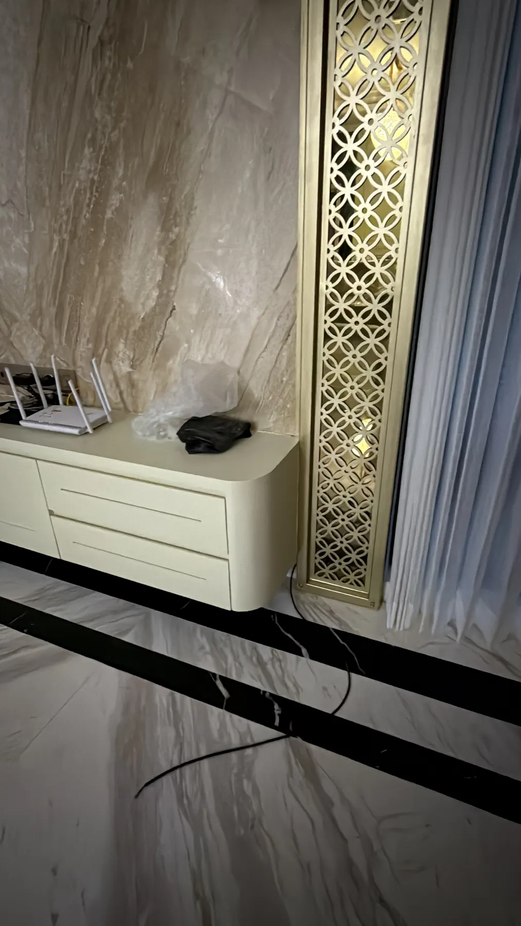 Interior rumah klasik kontemporer dengan lantai marmer dan panel dinding (50)