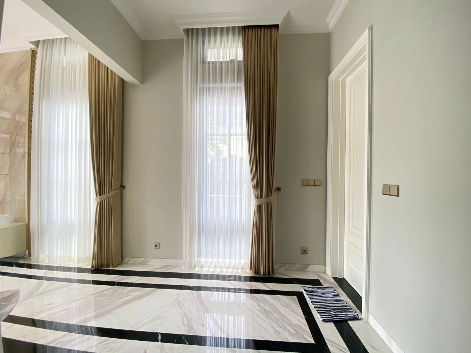Interior rumah klasik kontemporer dengan lantai marmer dan panel dinding (51)