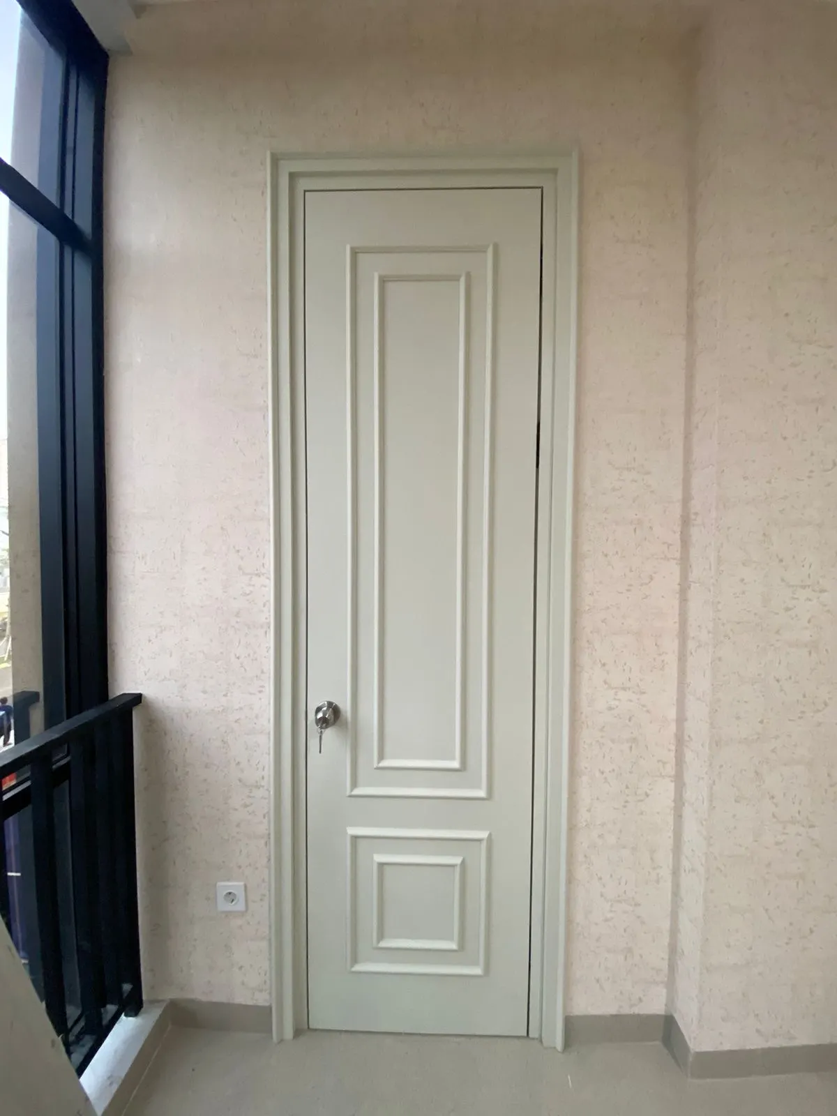 Interior rumah klasik kontemporer dengan lantai marmer dan panel dinding (53)