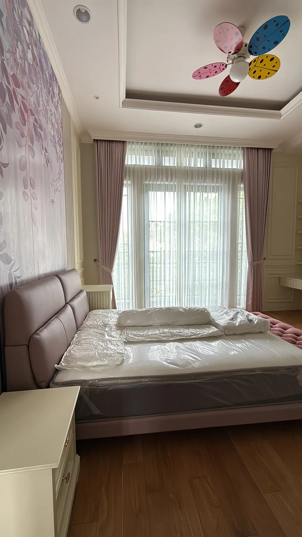 Interior rumah klasik kontemporer dengan lantai marmer dan panel dinding (54)