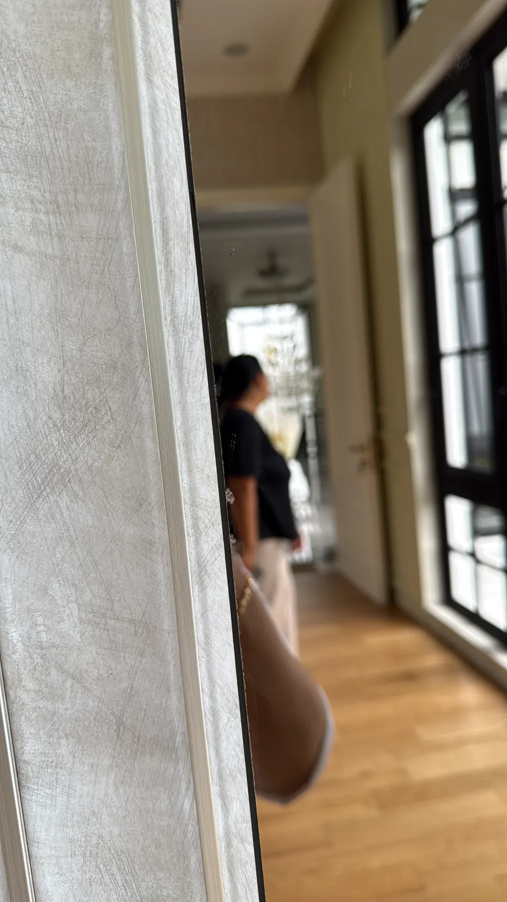 Interior rumah klasik kontemporer dengan lantai marmer dan panel dinding (58)