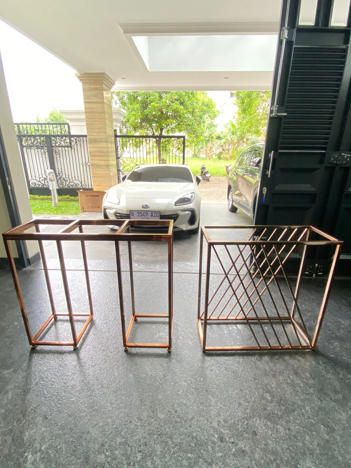 Interior rumah klasik kontemporer dengan lantai marmer dan panel dinding (59)