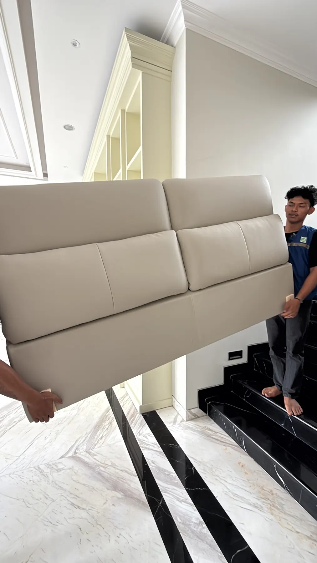 Interior rumah klasik kontemporer dengan lantai marmer dan panel dinding (62)