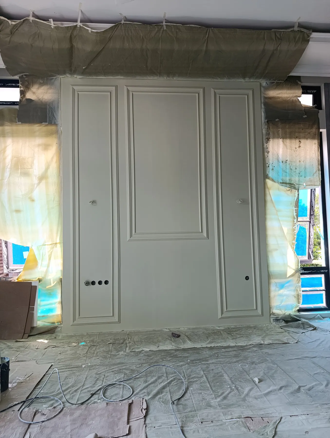 Interior rumah klasik kontemporer dengan lantai marmer dan panel dinding (66)