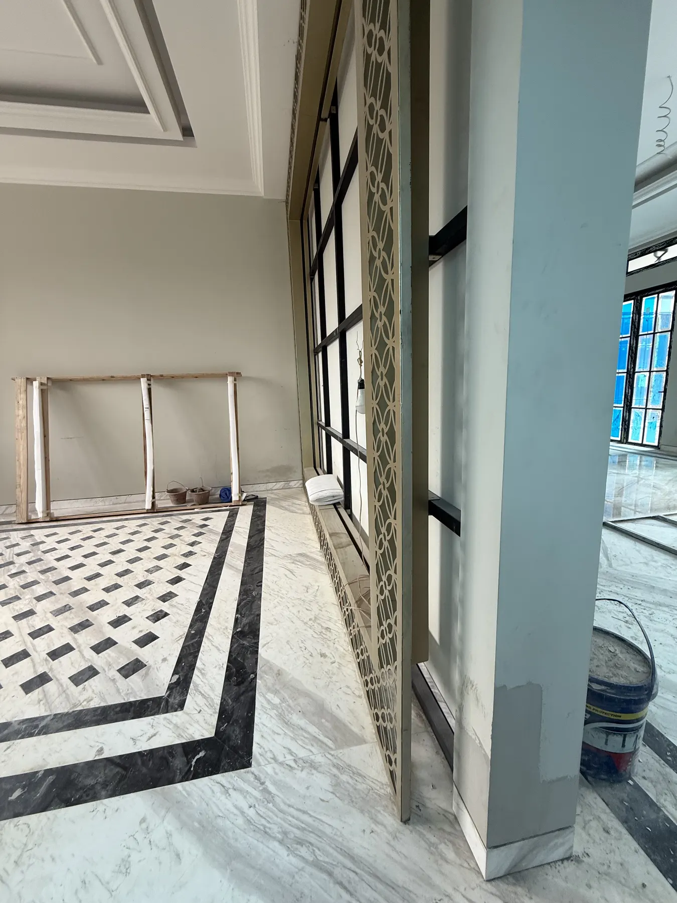Interior rumah klasik kontemporer dengan lantai marmer dan panel dinding (67)