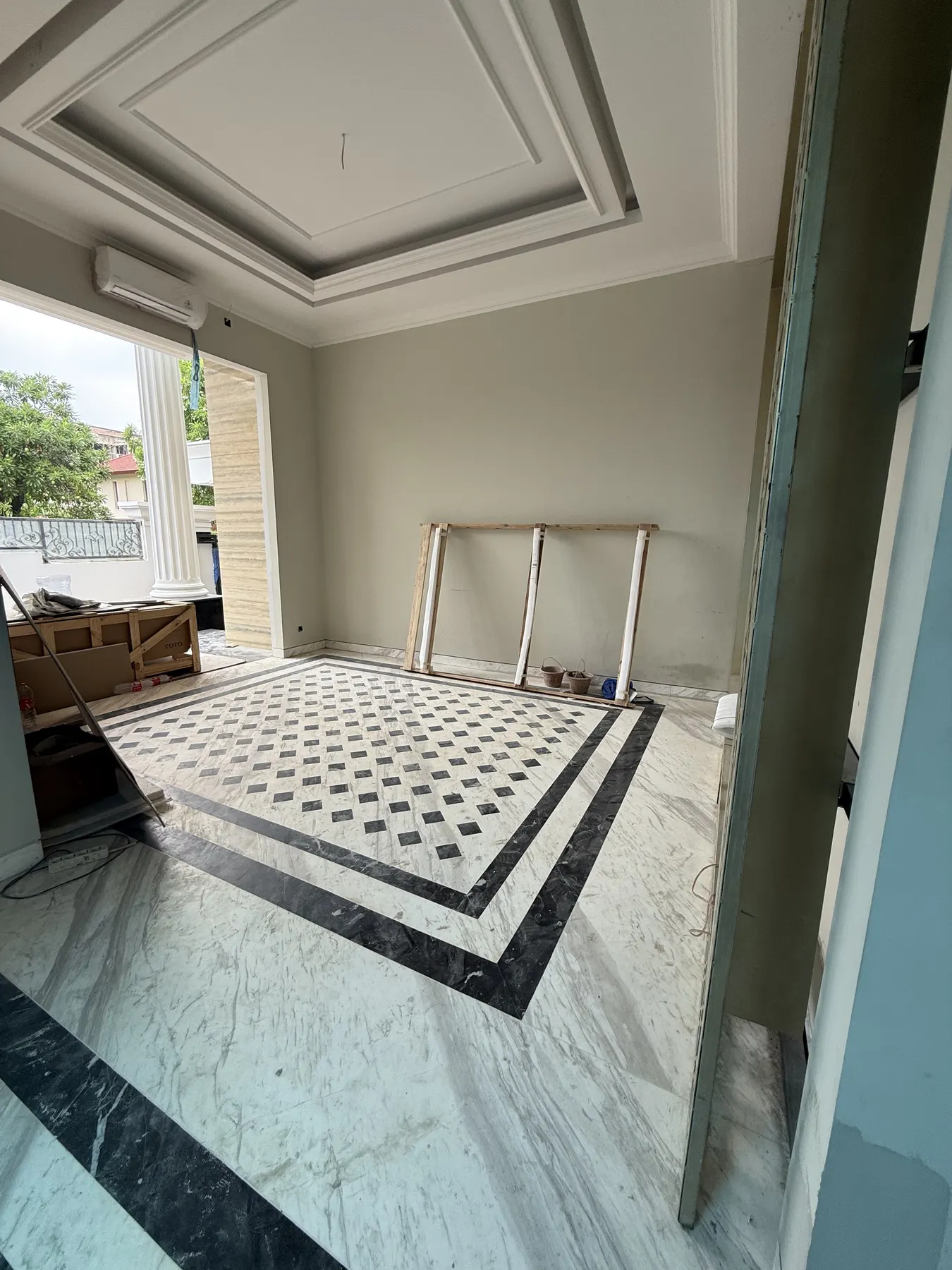 Interior rumah klasik kontemporer dengan lantai marmer dan panel dinding (68)