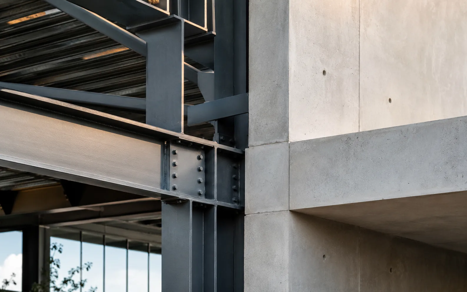 Detail struktur beton ekspos yang bertemu dengan sirip kayu